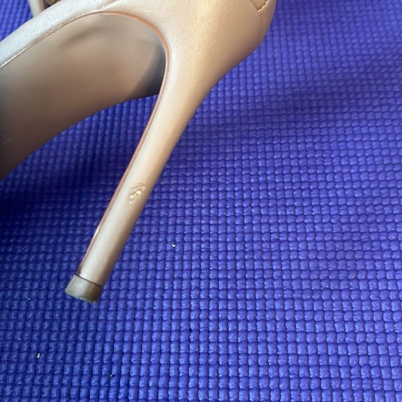 LOVIN’ STEVE MADDEN NUDE HEELS - Picture 6 of 6